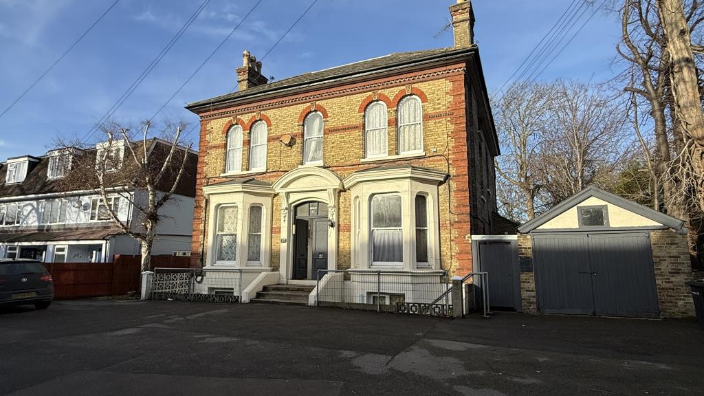Lot: 26484 - TO BE OFFERED IN OUR 26TH MARCH AUCTION - SUBSTANTIAL DETACHED HMO WITH EXTENSIVE GROUNDS, OUTBUILDINGS AND PARKING FOR INVESTMENT - External image of building from street level angle 2